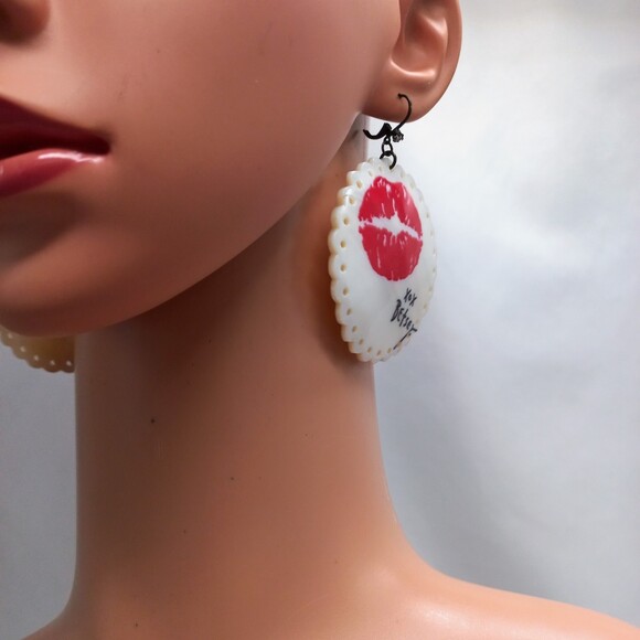 Betsey Johnson Earrings Kiss Lips Oversized Scalloped Edge Mother of Pearl Shell - Picture 10 of 11